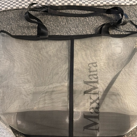 Never been worn mesh MaxMara tote with attached zip pouch - Picture 1 of 2